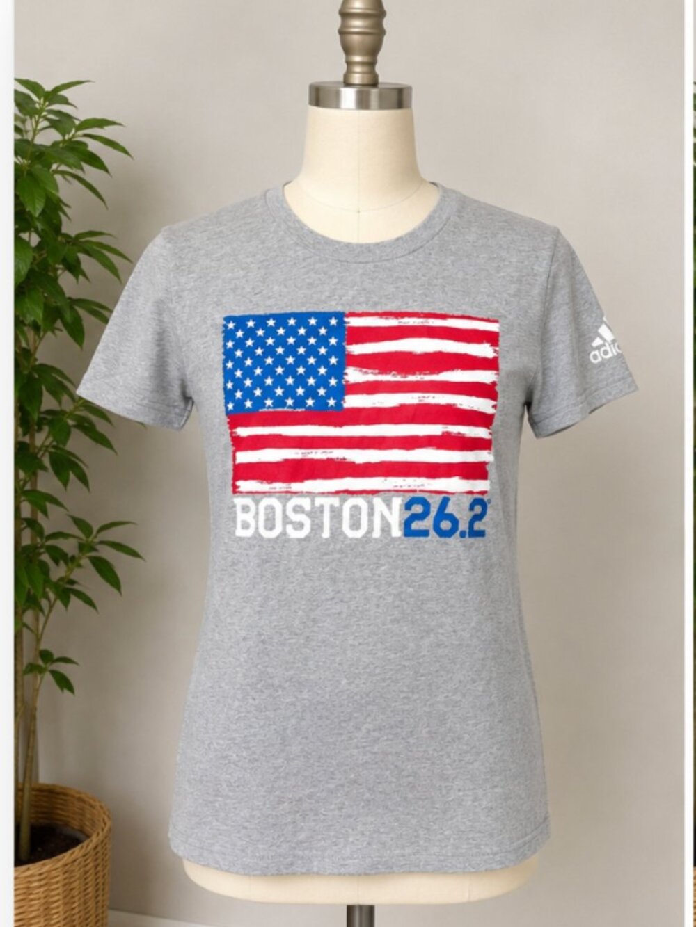 ADIDAS Womens Boston Marathon 26.2 USA Flag Graphic T-Shirt Gray NWT